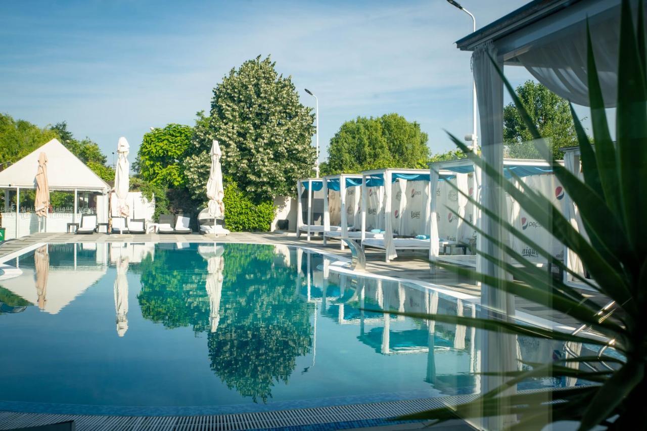 Unique Garden Hotel Brăila Exterior foto